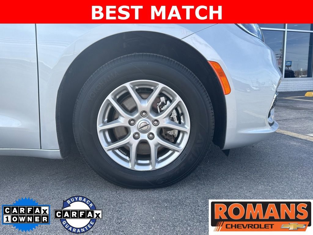 Used 2024 Chrysler Pacifica Touring-L FWD image 3