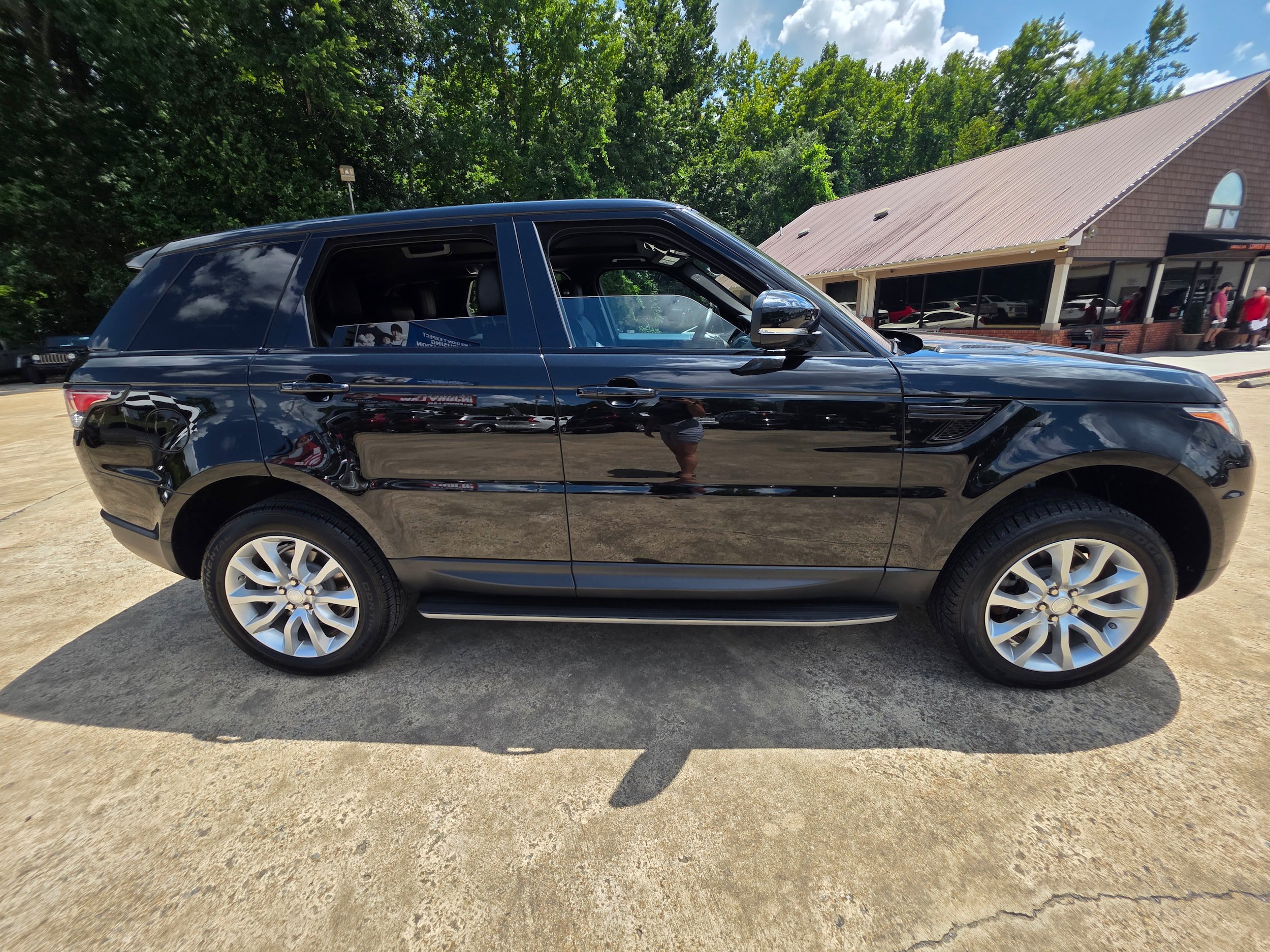 Used 2017 Land Rover Range Rover Sport HSE AWD/4WD image 4