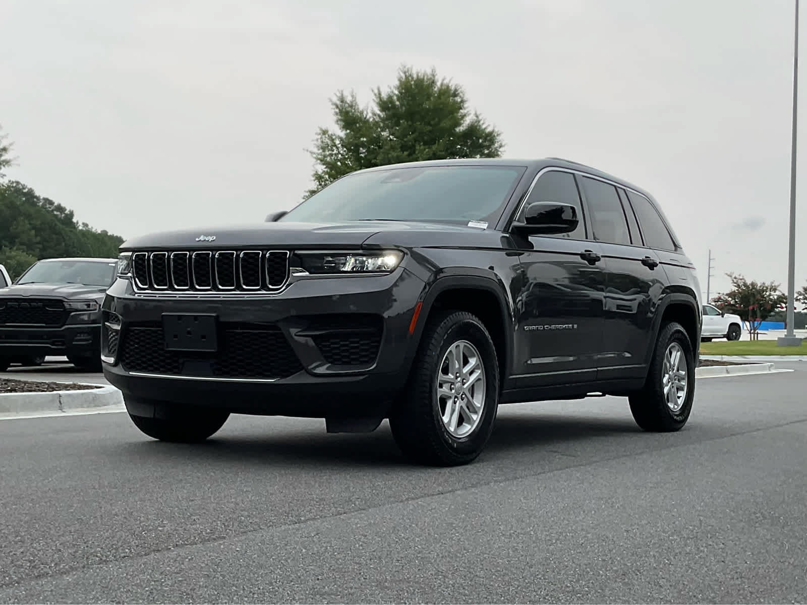Used 2022 Jeep Grand Cherokee Laredo w/ Luxury Tech Group I RWD image 1