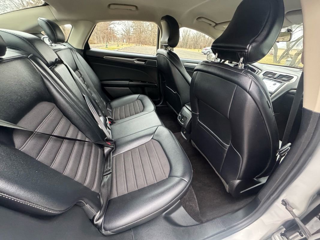 Used 2017 Ford Fusion SE w/ Equipment Group 201A image 18