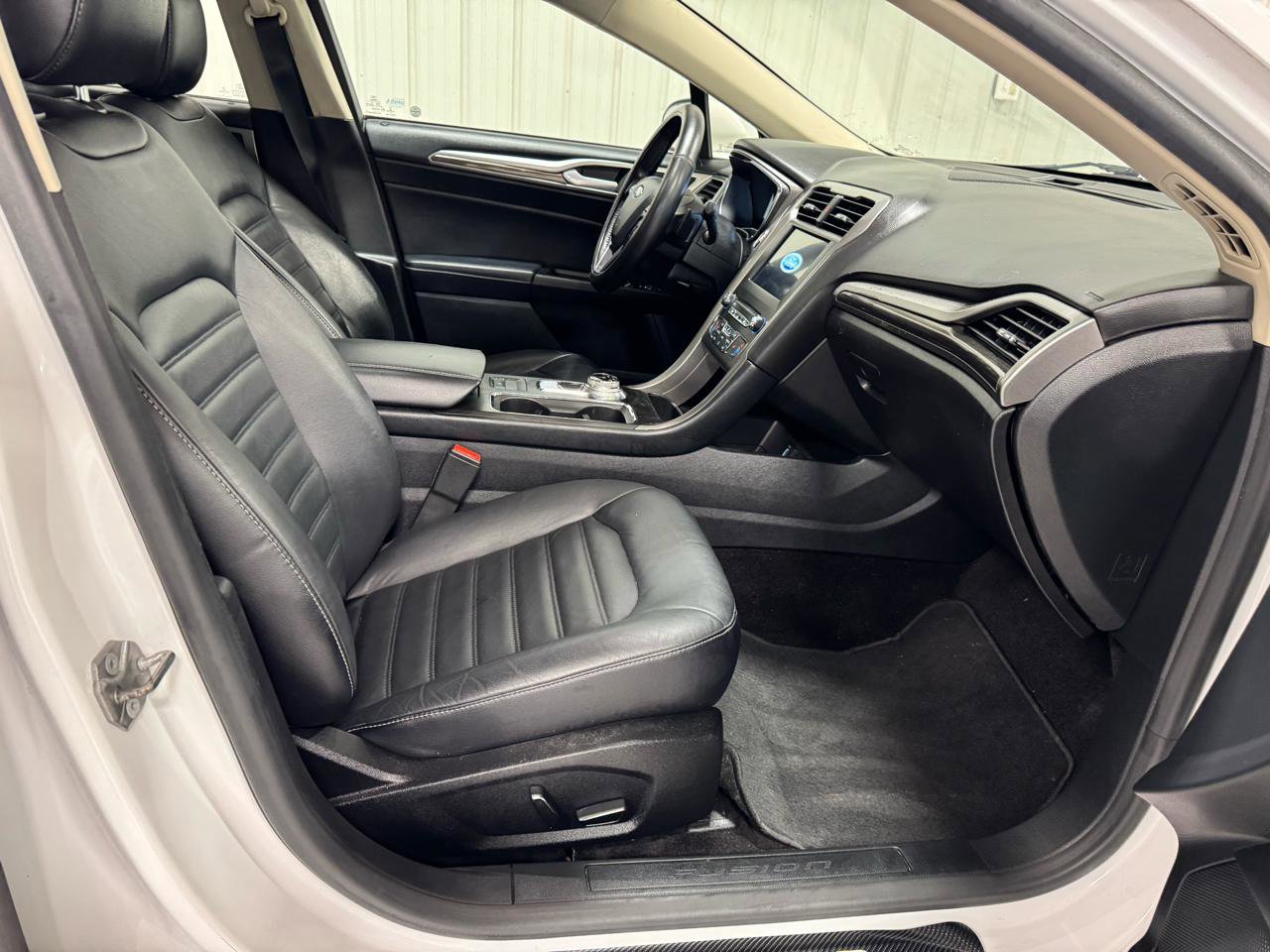 Used 2017 Ford Fusion SE w/ Fusion SE Technology Package image 9
