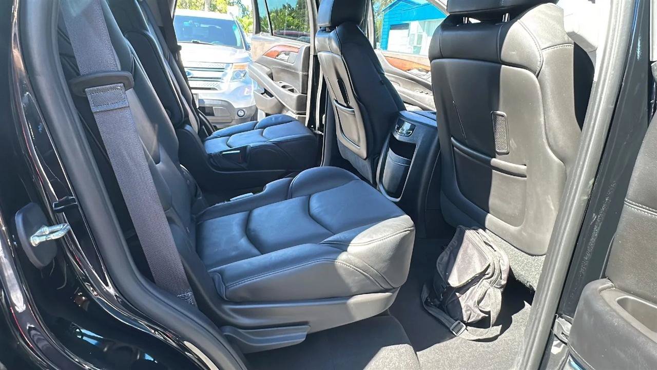 Used 2015 Cadillac Escalade Luxury AWD/4WD image 32