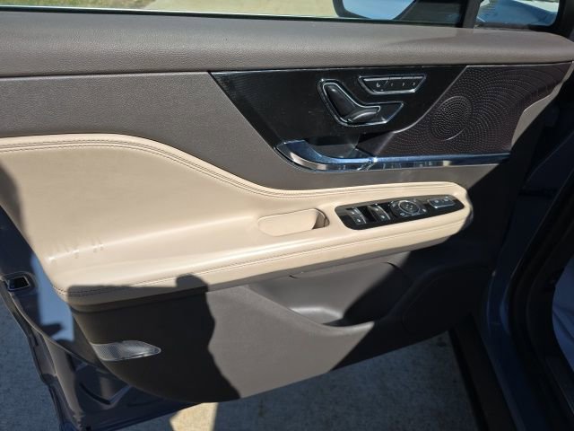 Used 2023 Lincoln Corsair Reserve image 12