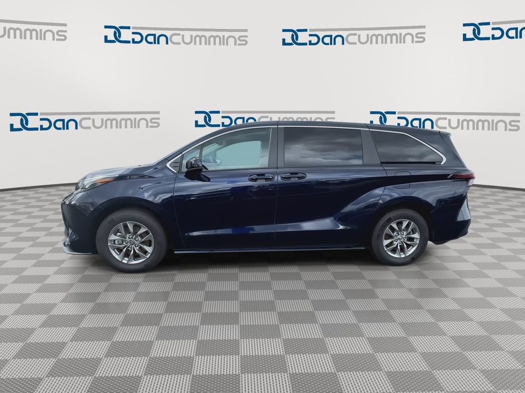Used 2024 Toyota Sienna LE image 8