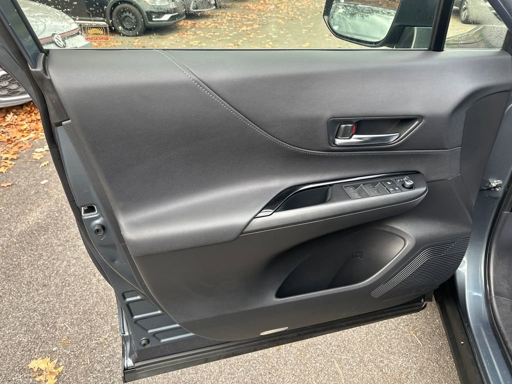 Used 2021 Toyota Venza LE image 5