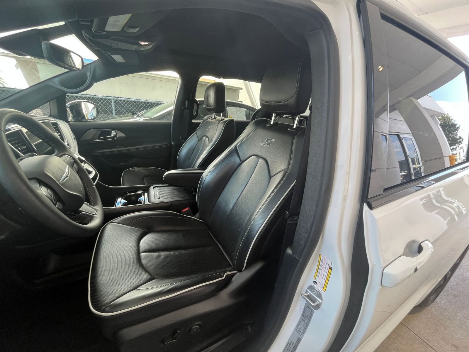 Used 2025 Chrysler Pacifica Limited FWD image 41