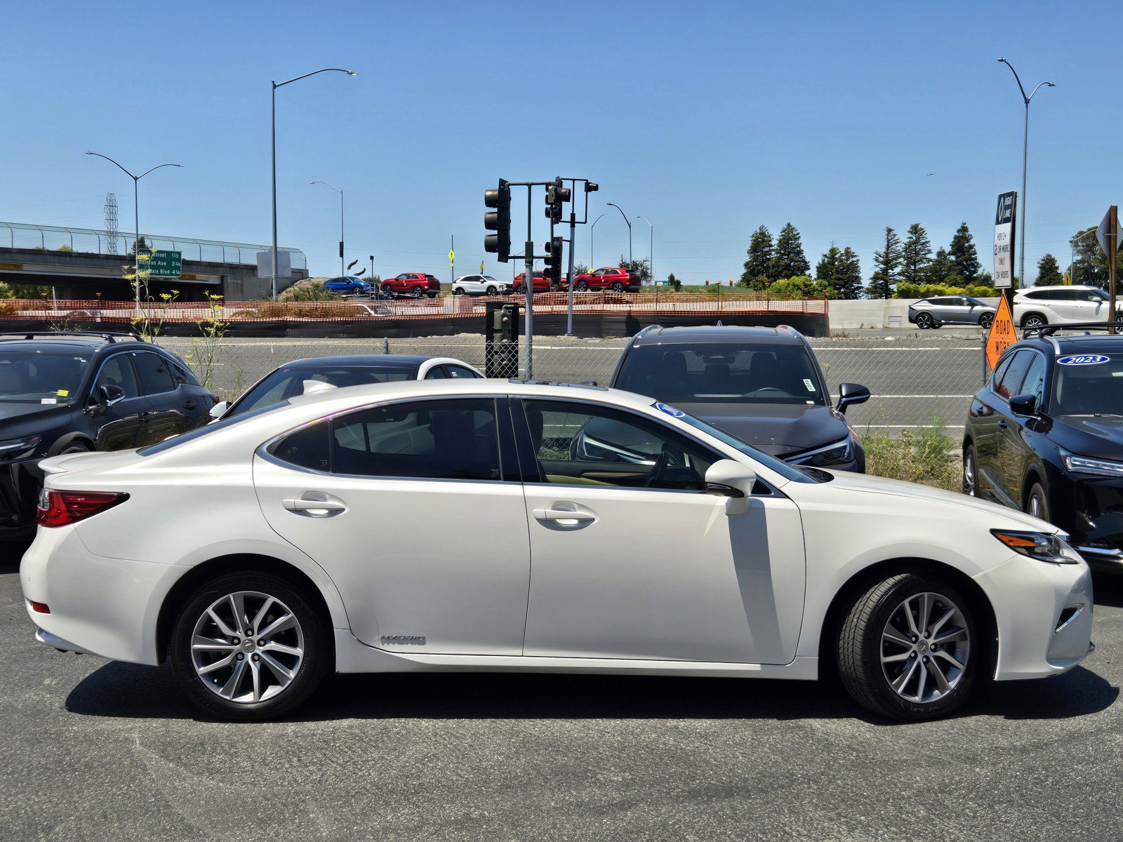 Used 2017 Lexus ES 300h w/ Navigation System Package FWD image 3