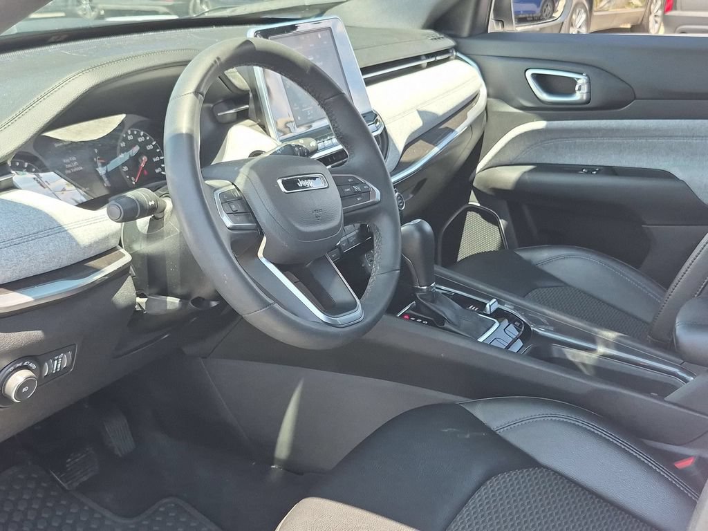 Used 2025 Jeep Compass Latitude w/ Sun & Sound Group AWD/4WD image 15