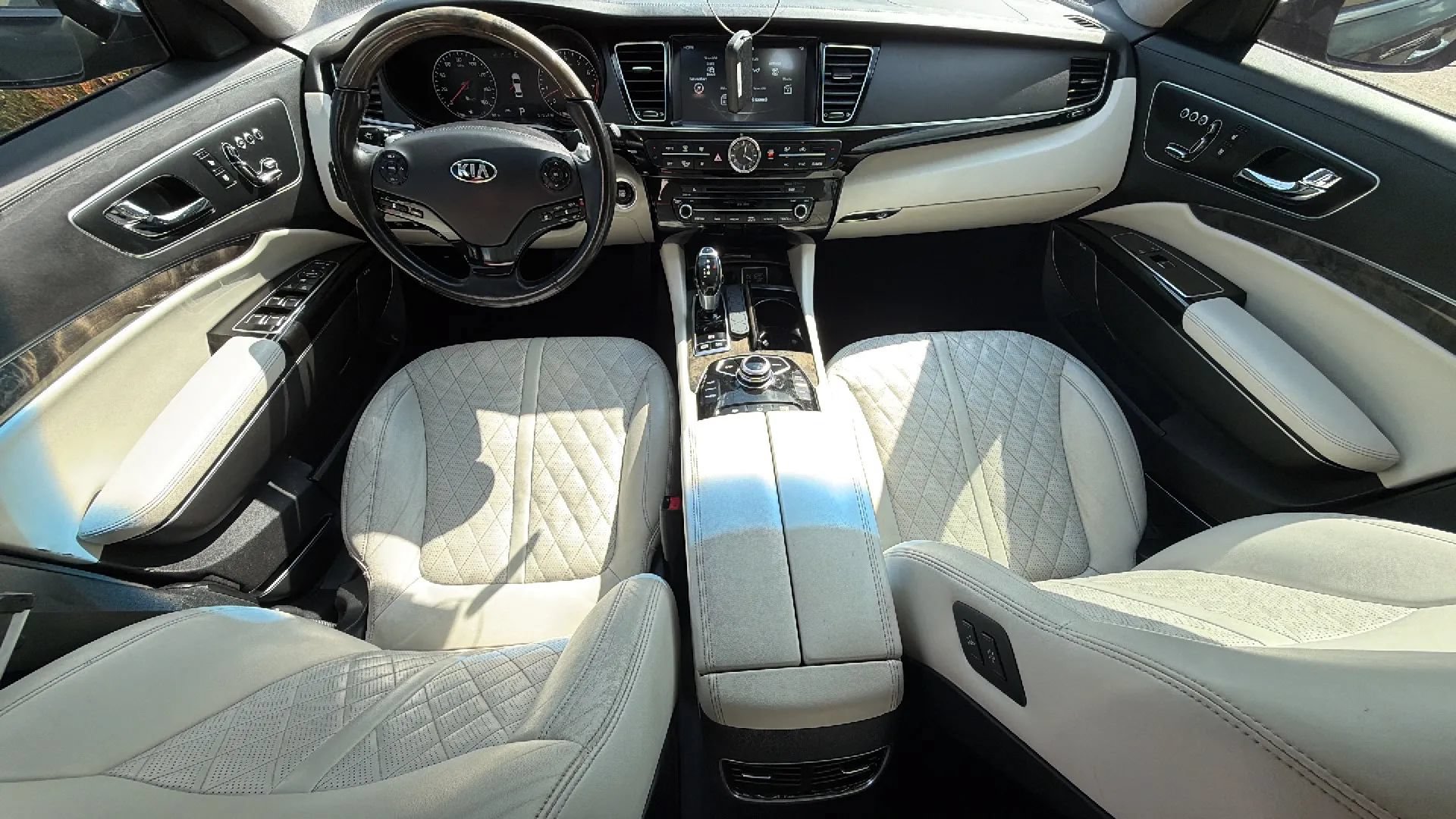 Used 2017 Kia K900 Luxury w/ VIP Plus Package RWD image 29