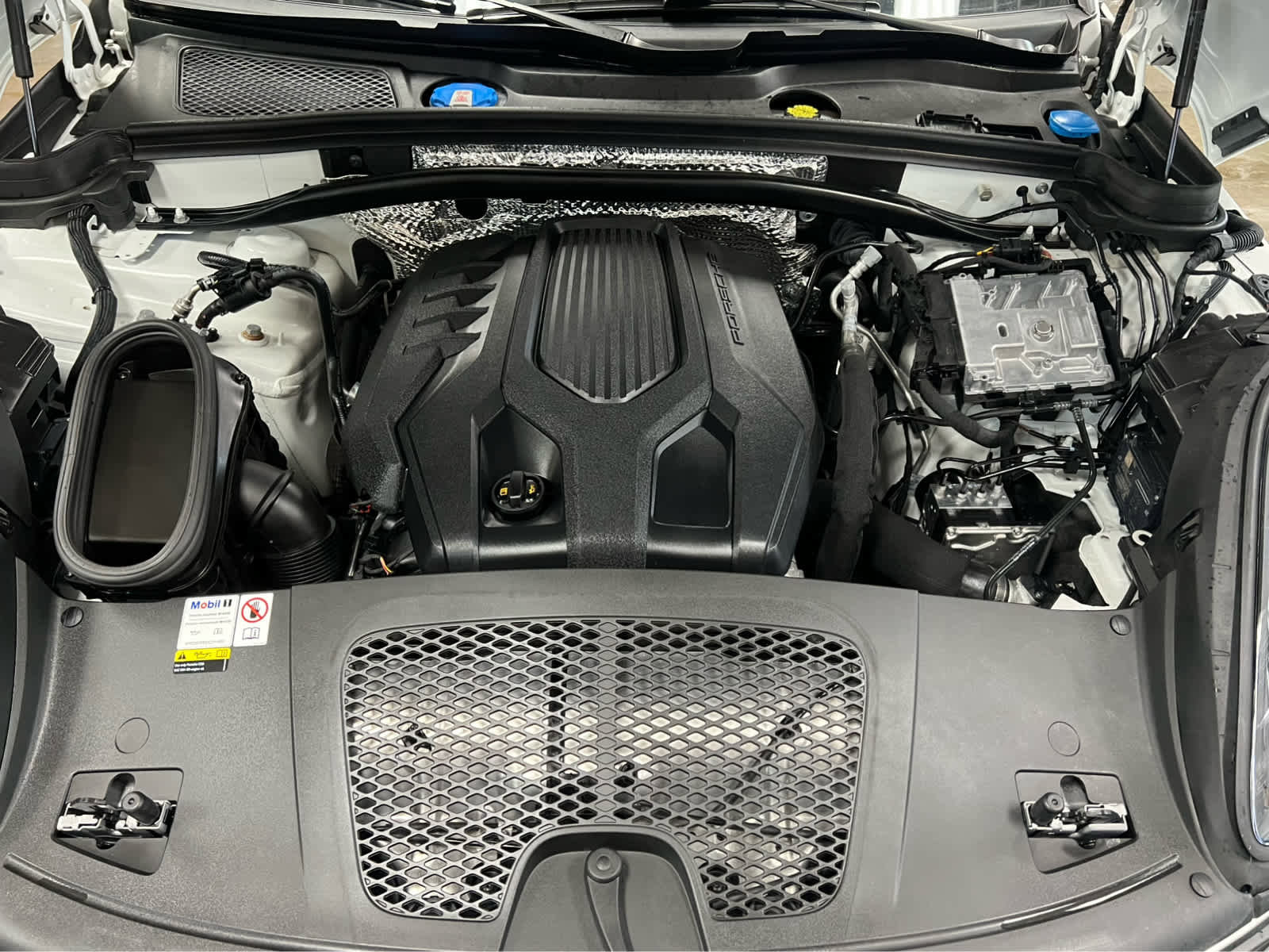 Used 2024 Porsche Macan image 33