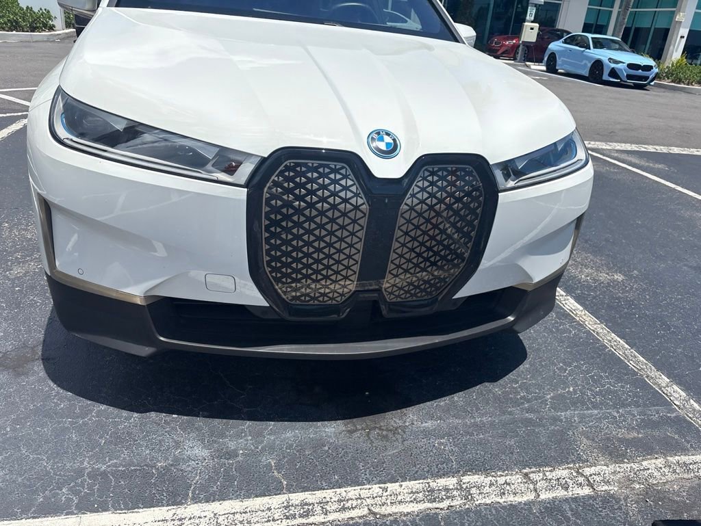 Used 2024 BMW iX xDrive50 w/ Premium Package AWD/4WD image 4