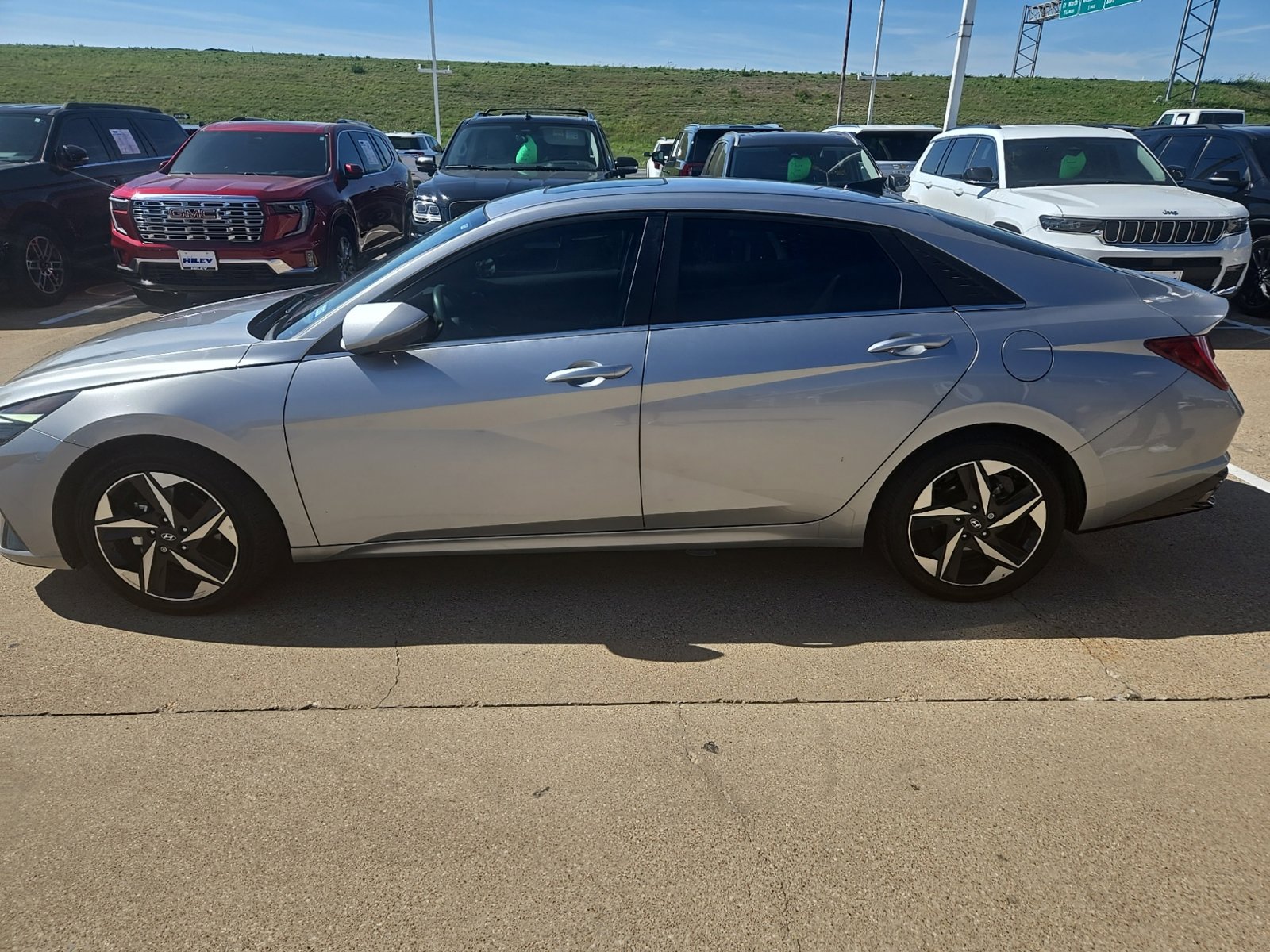 Used 2021 Hyundai Elantra SEL w/ Convenience + Premium Package FWD image 9