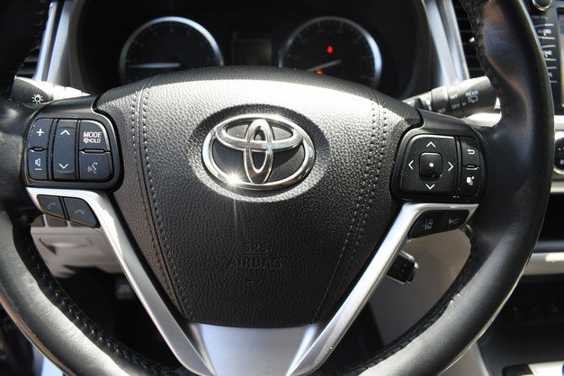 Used 2019 Toyota Highlander XLE w/ Carpet Mat Package (TMS) AWD/4WD image 32