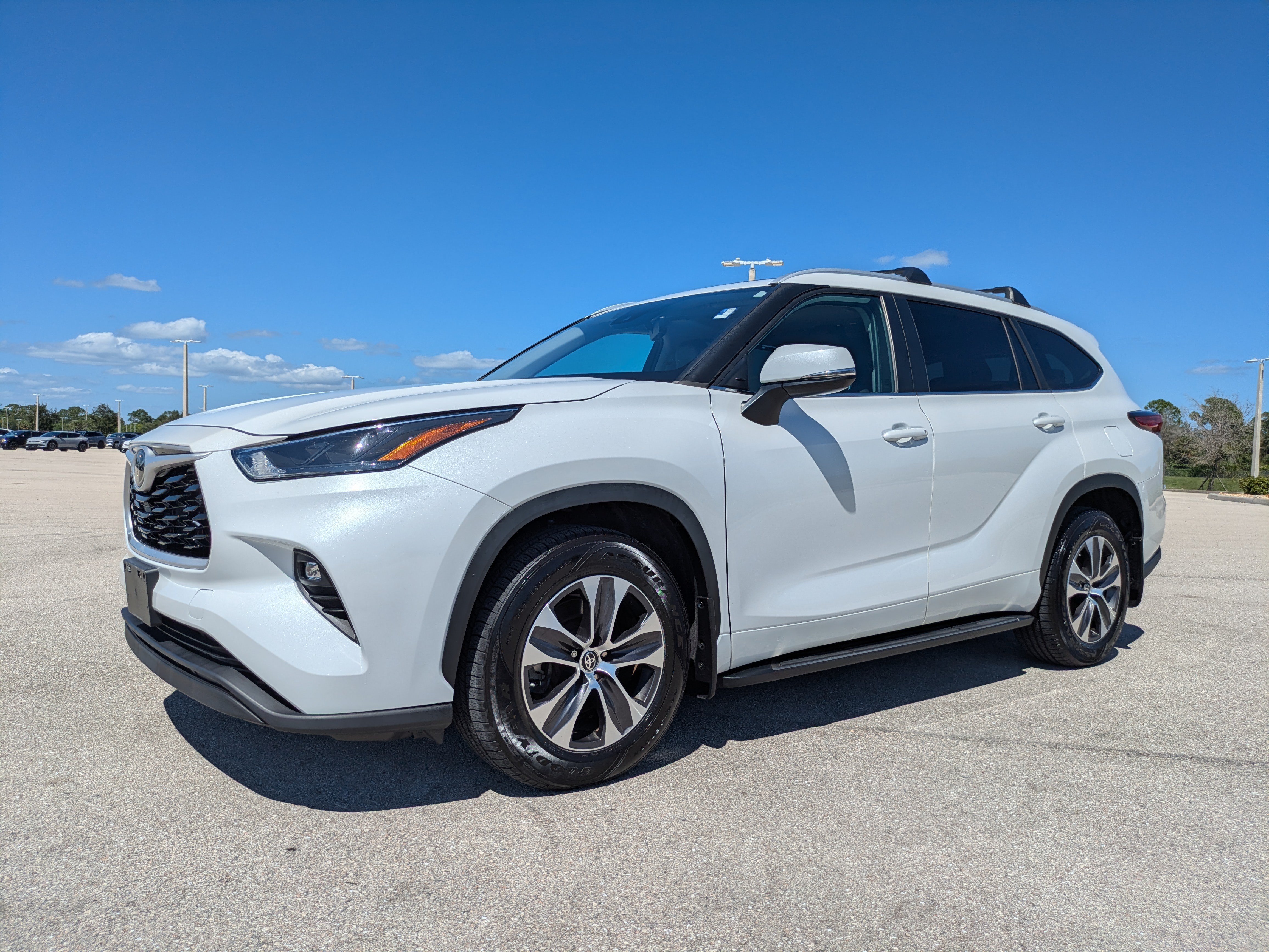 Used 2023 Toyota Highlander XLE AWD/4WD image 8