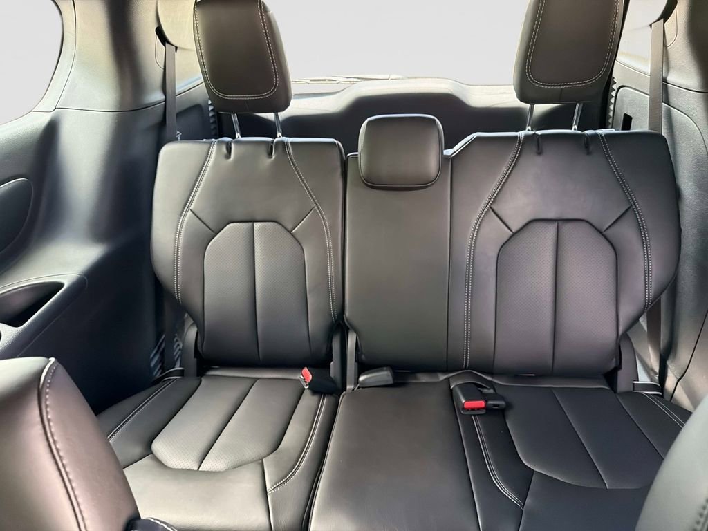 Used 2026 Chrysler Pacifica Select FWD image 13