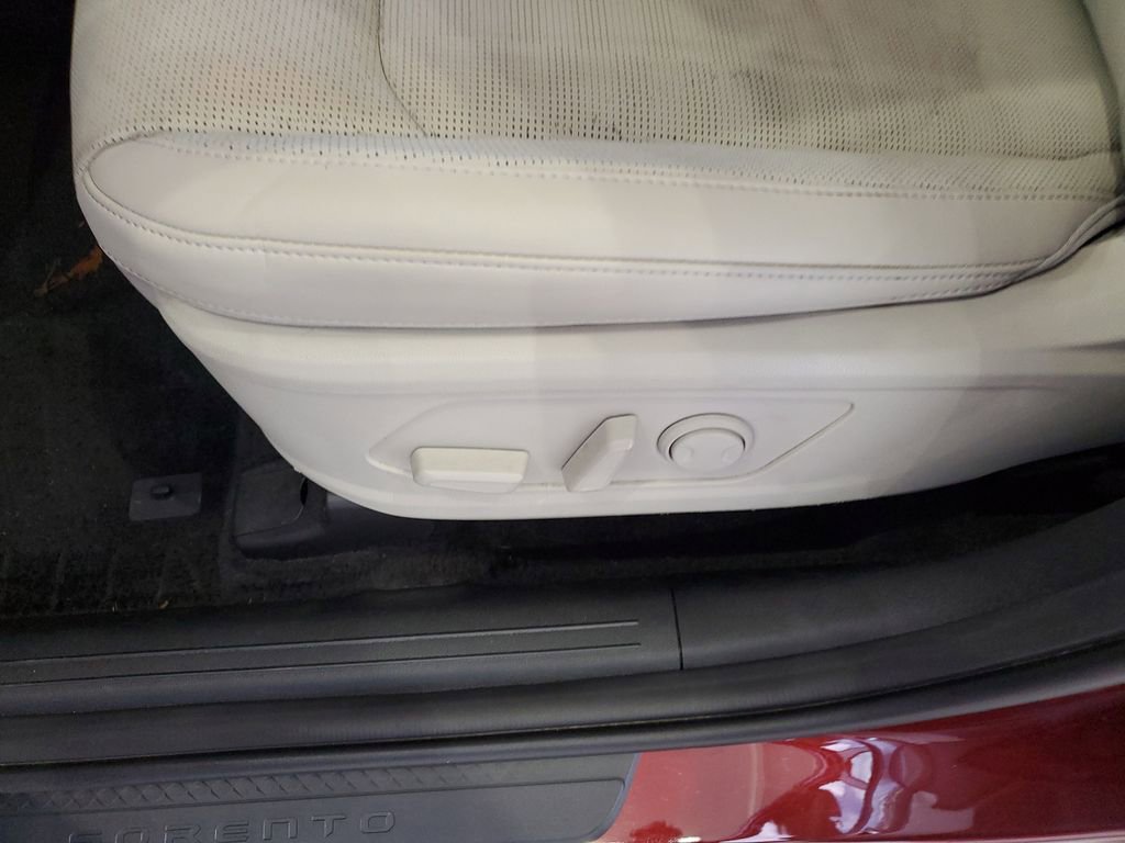 Certified 2025 Kia Sorento S image 21