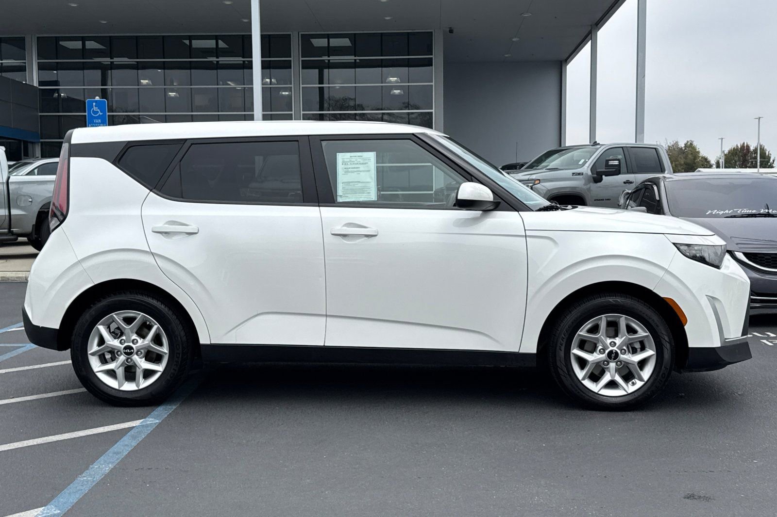 Used 2023 Kia Soul LX w/ LX Technology Package image 2