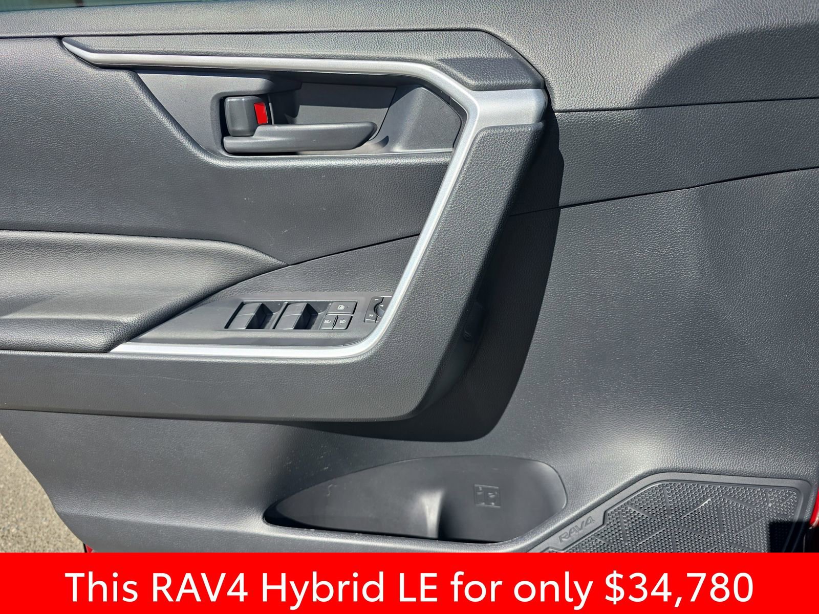 Used 2025 Toyota RAV4 LE AWD/4WD image 32