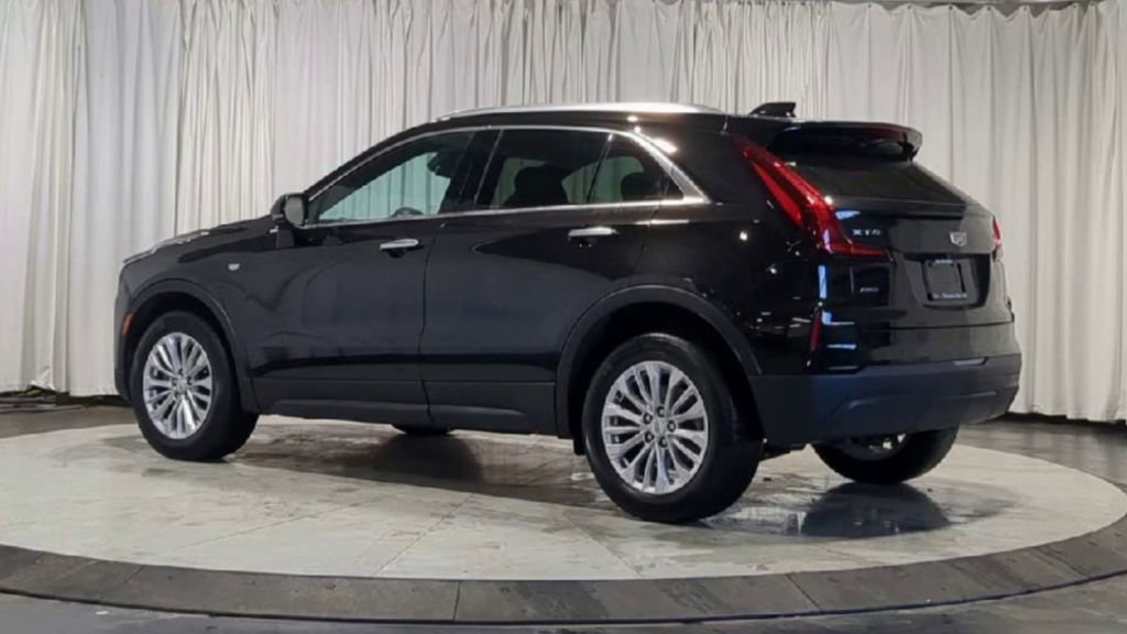 Used 2024 Cadillac XT4 Luxury w/ Cold Weather Package image 8