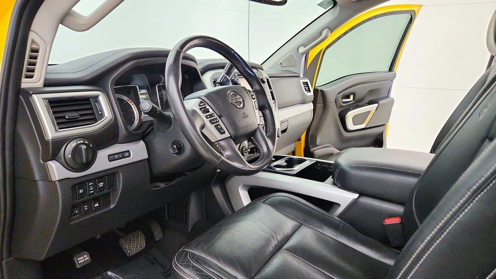 Used 2017 Nissan Titan PRO-4X w/ Pro-4x Convenience Package AWD/4WD image 14