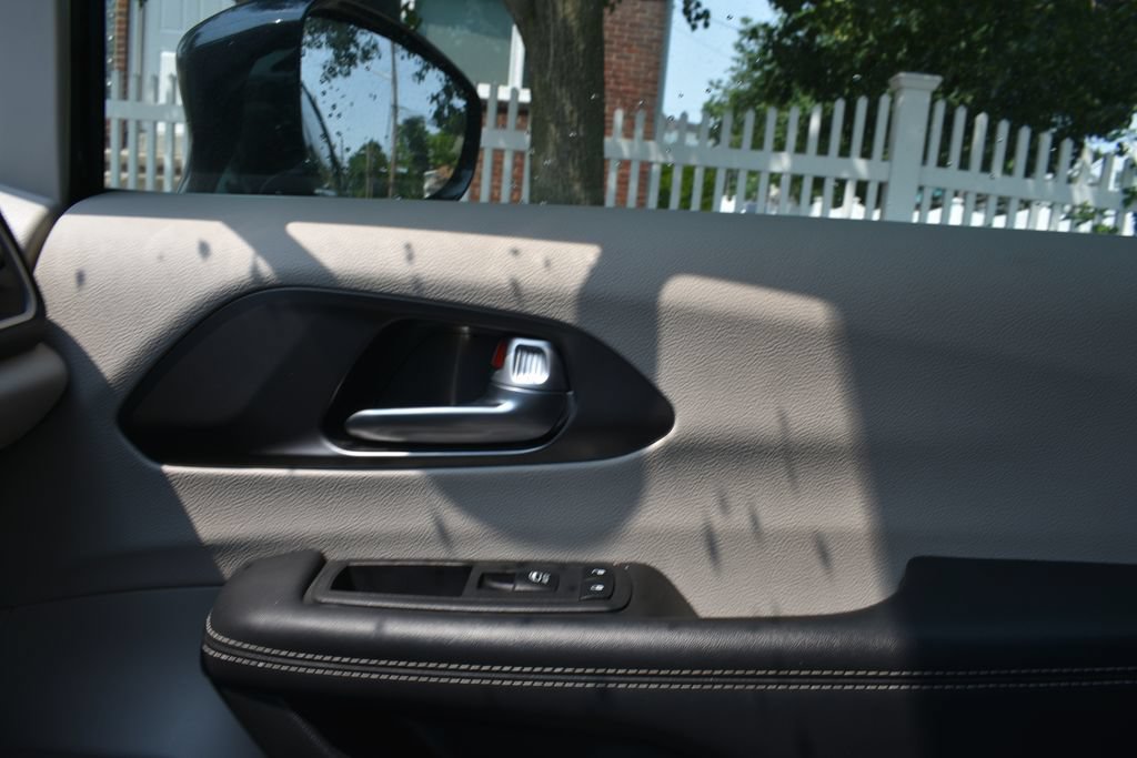 Used 2024 Chrysler Pacifica Touring-L FWD image 19