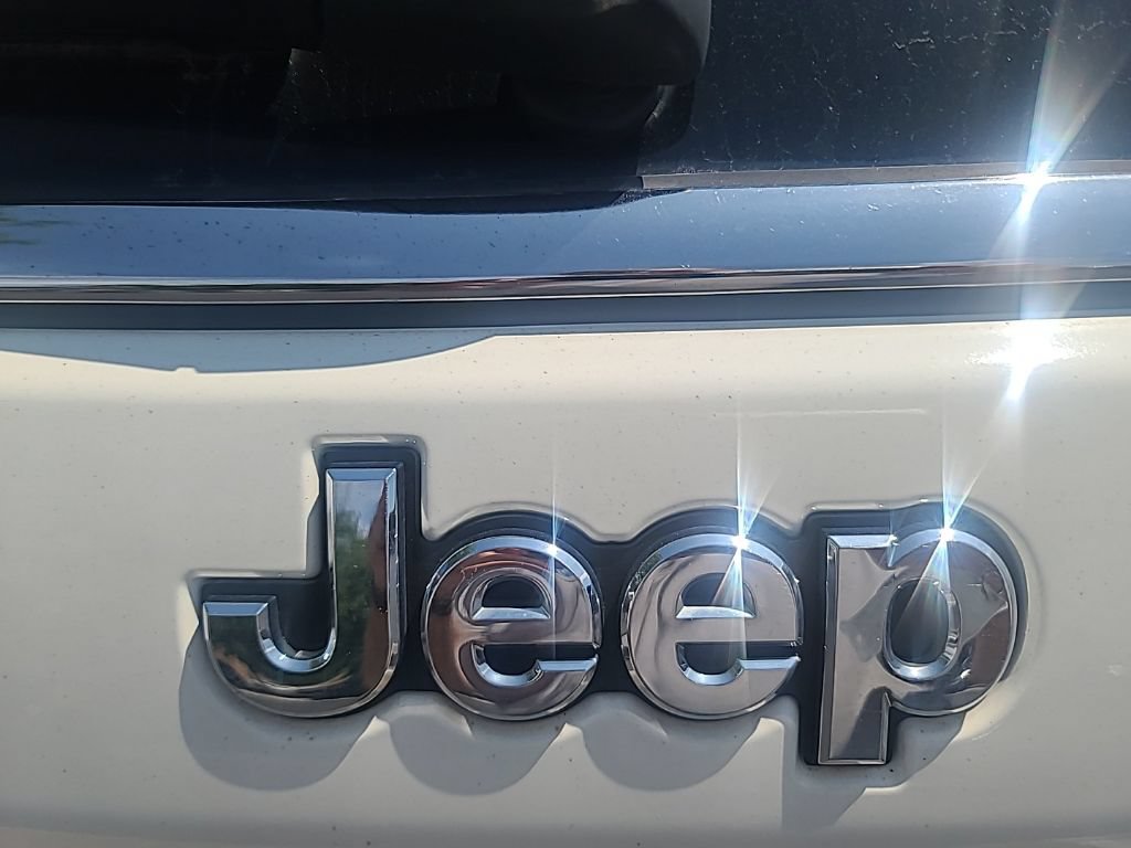 Used 2018 Jeep Compass Latitude FWD image 5