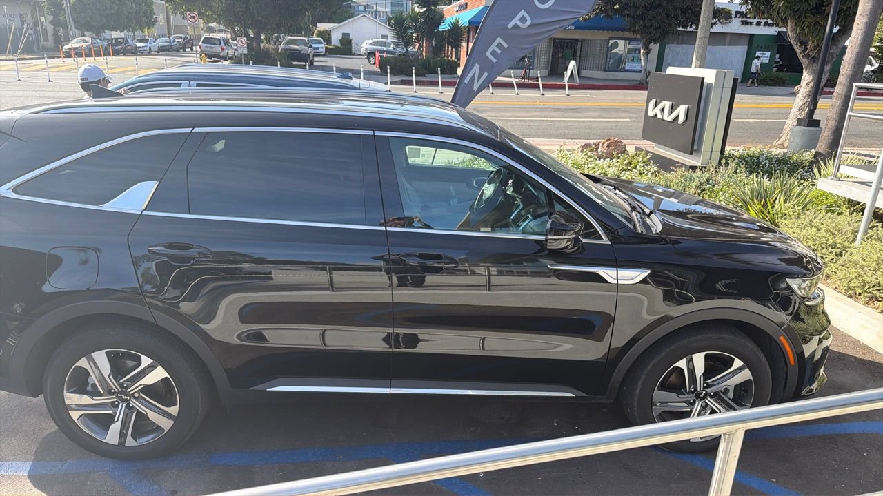 Certified 2022 Kia Sorento SX AWD/4WD image 2
