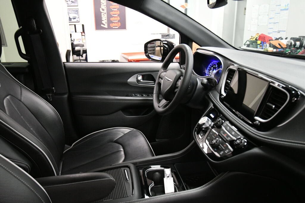 Used 2025 Chrysler Pacifica Limited FWD image 33