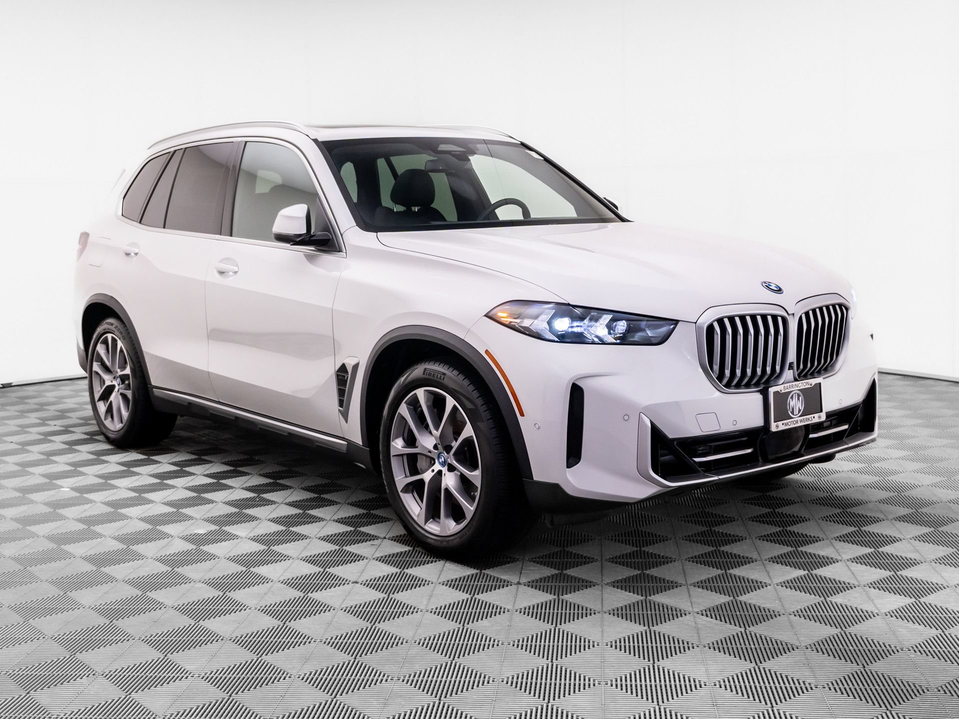 Used 2024 BMW X5 xDrive50e w/ Parking Assistance Package AWD/4WD image 9