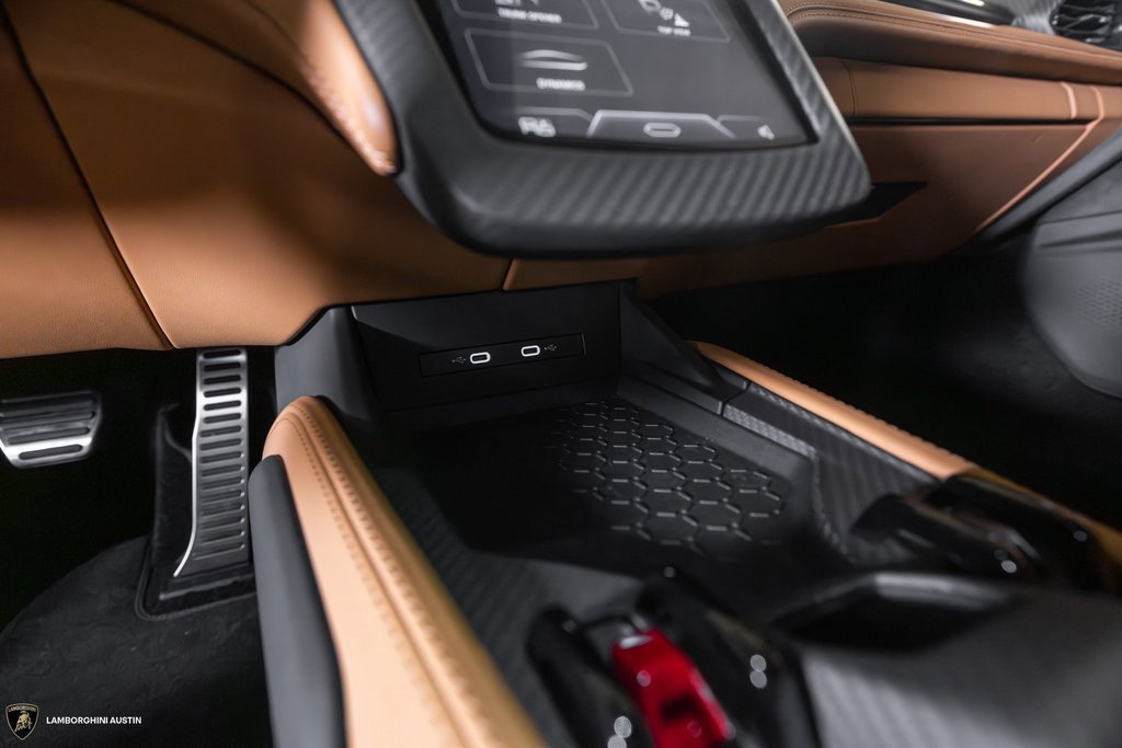 Used 2024 Lamborghini Revuelto image 31