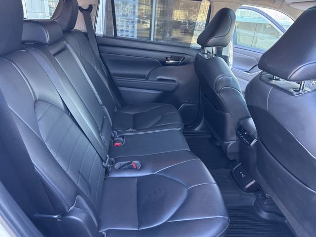 Used 2021 Toyota Highlander XLE AWD/4WD image 30
