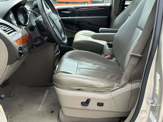 Used 2014 Chrysler Town & Country Touring FWD image 13