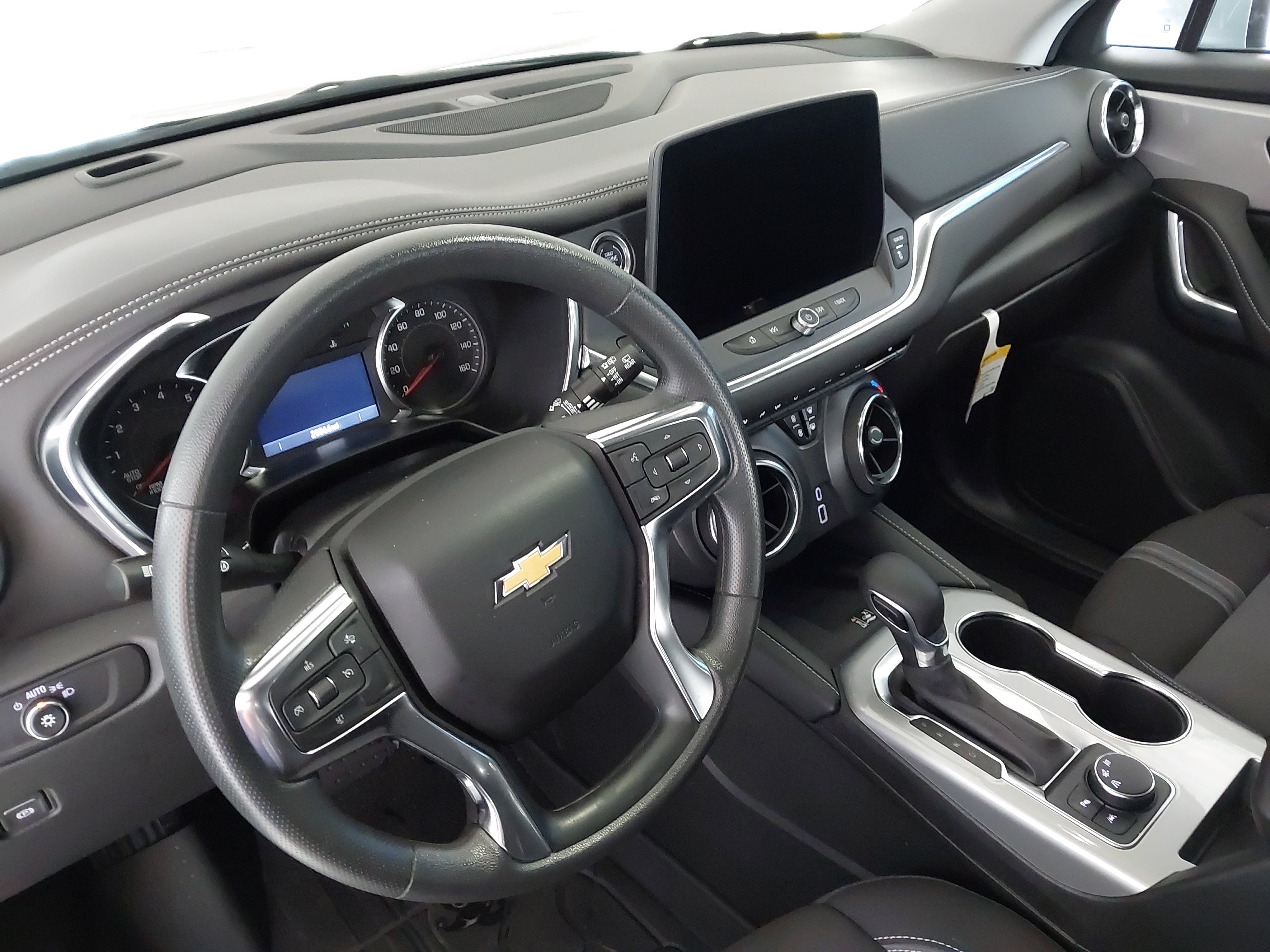 Used 2025 Chevrolet Blazer LT w/ Convenience Package FWD image 2