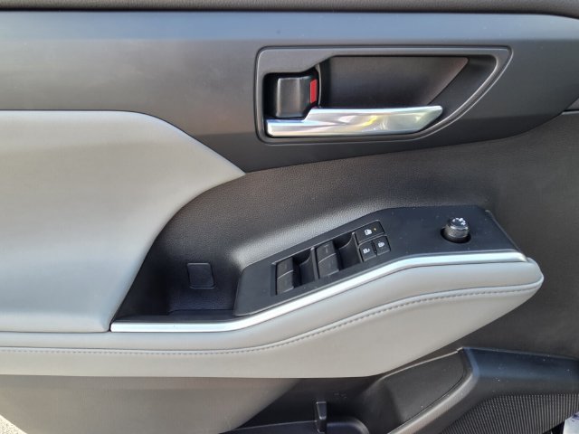 Used 2022 Toyota Highlander XLE AWD/4WD image 18