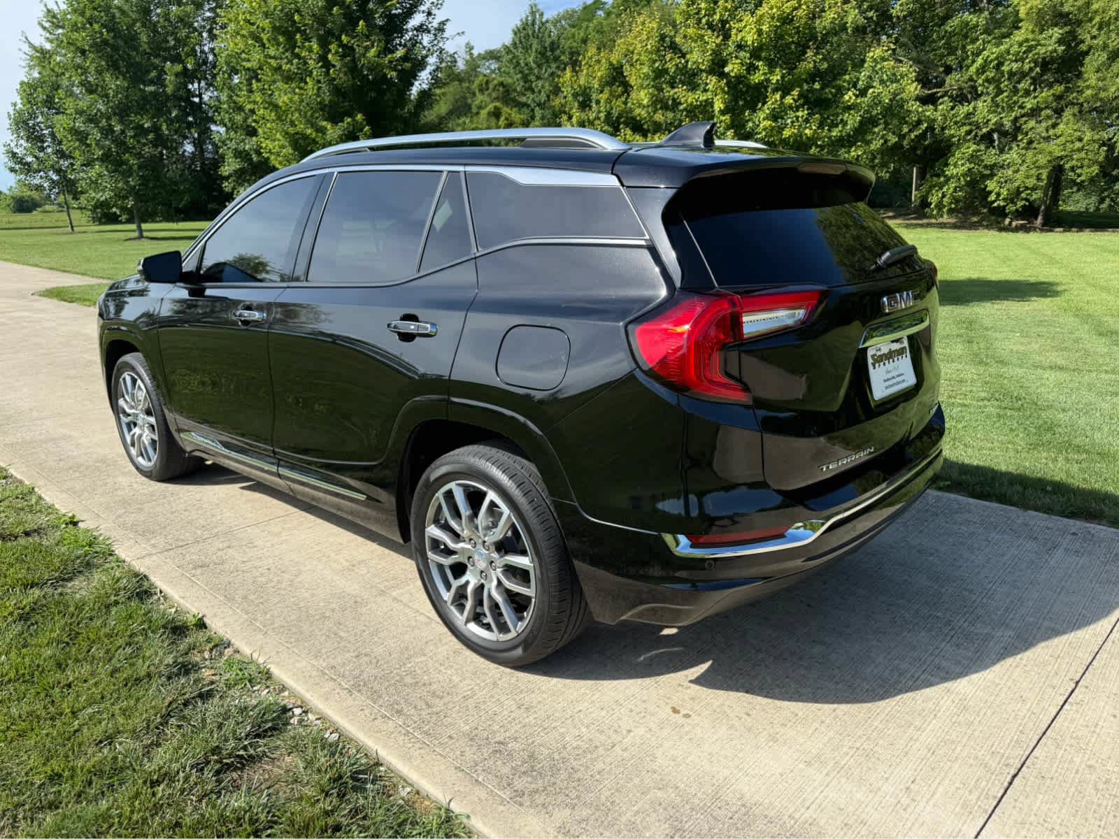 Used 2022 GMC Terrain Denali w/ LPO, Floor Liner Package AWD/4WD image 3