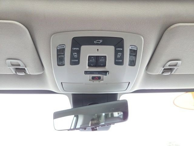 Used 2021 Toyota Sienna Limited image 22