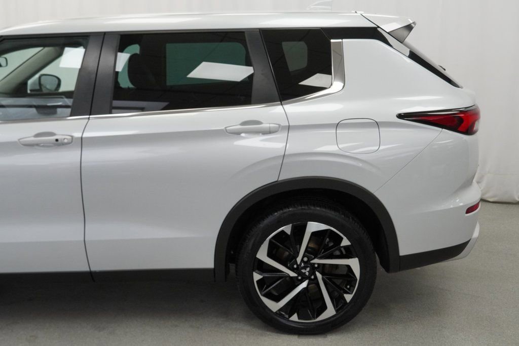 Used 2023 Mitsubishi Outlander SE image 19
