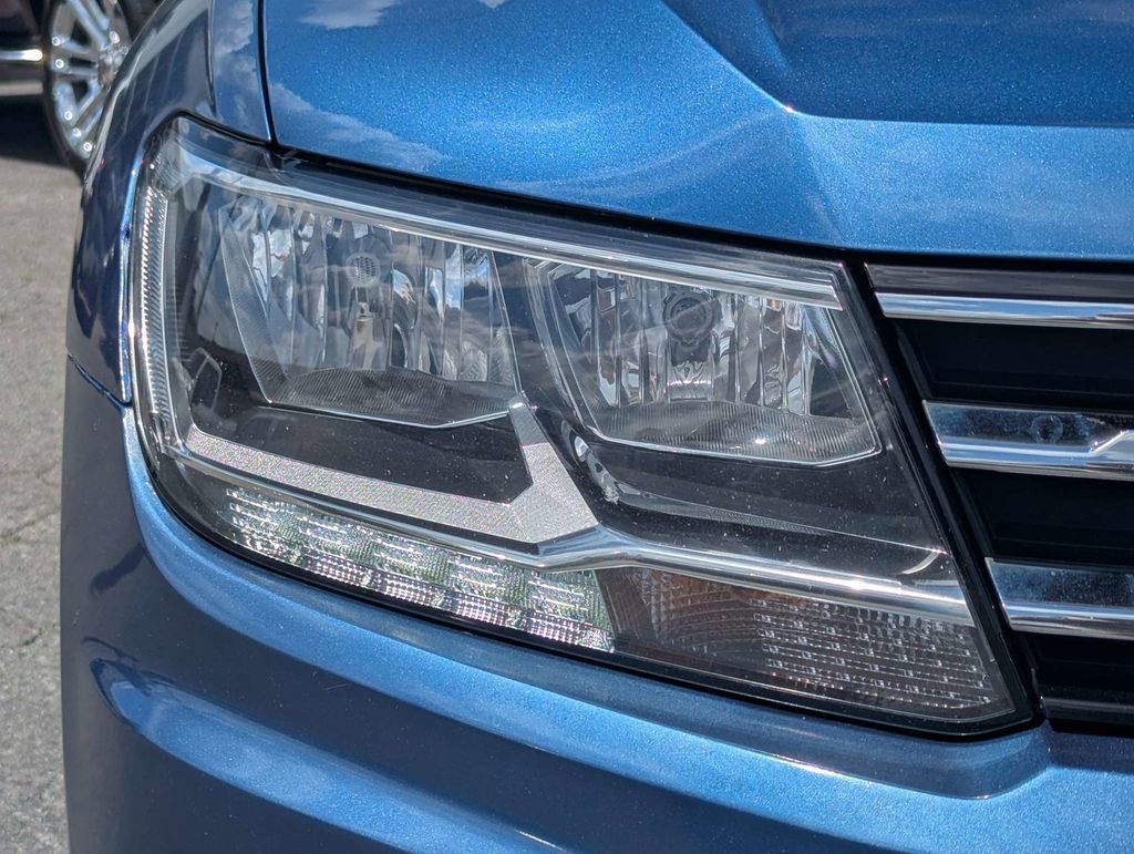 Used 2018 Volkswagen Tiguan SE w/ Panoramic Sunroof Package image 11