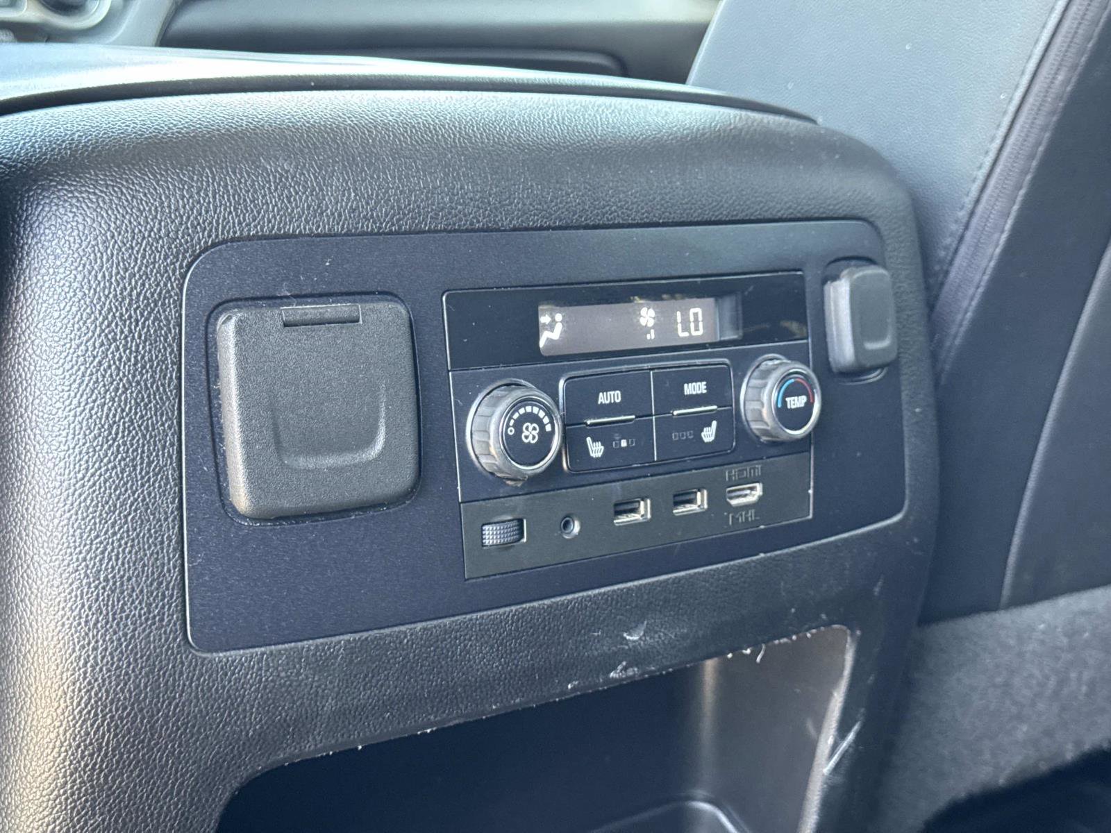 Used 2018 Chevrolet Suburban LT RWD image 27