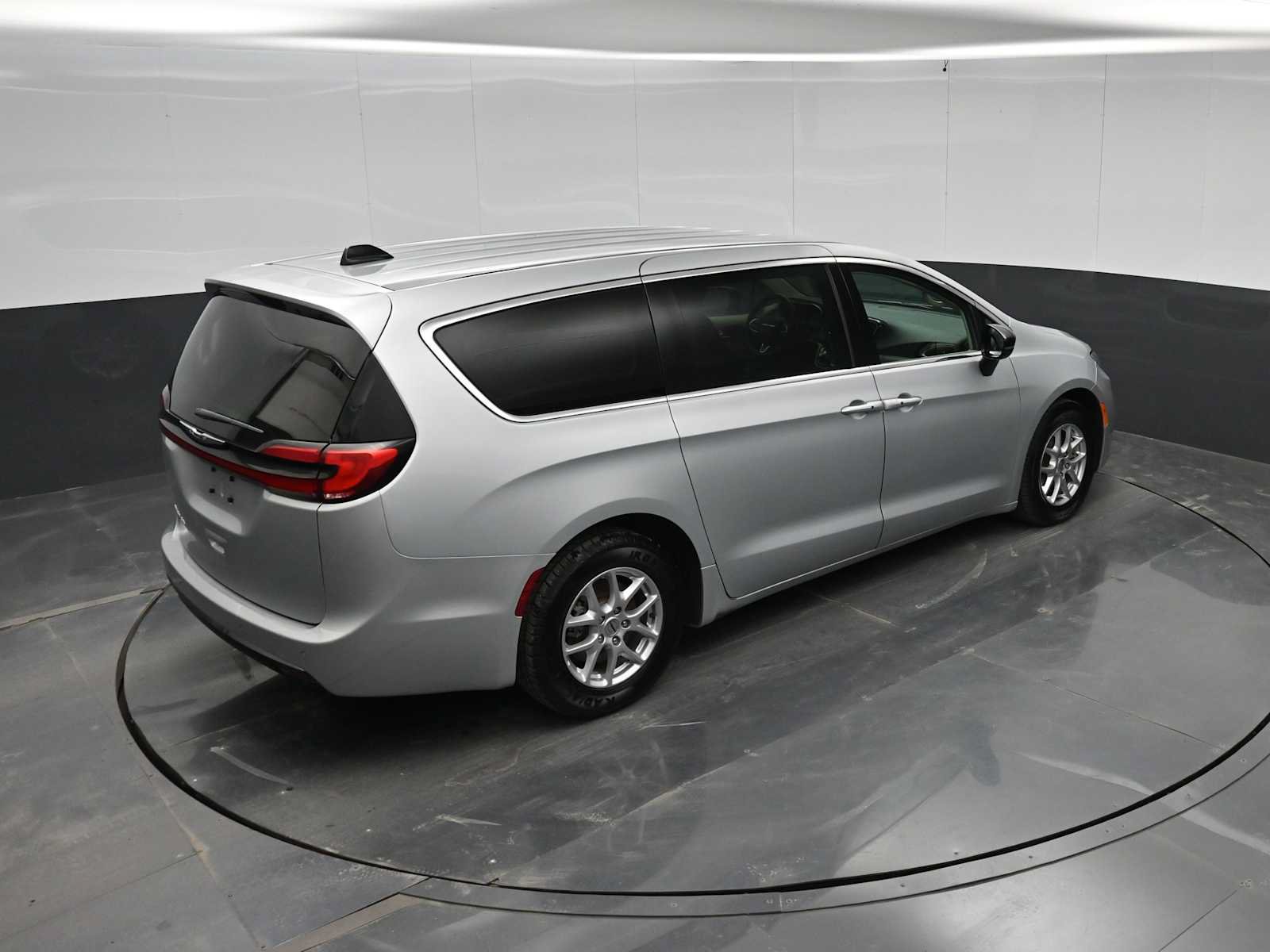 Used 2024 Chrysler Pacifica Touring-L FWD image 35
