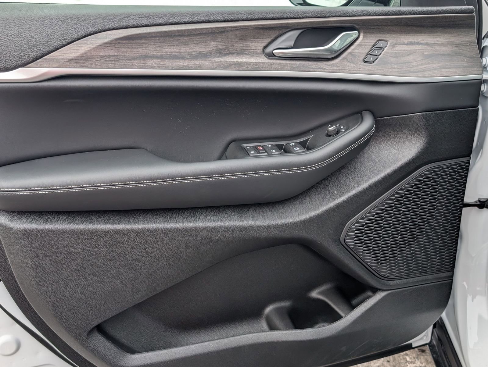 New 2025 Jeep Grand Cherokee L Limited image 6