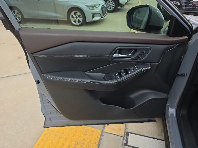 Used 2023 Nissan Rogue SL FWD image 11