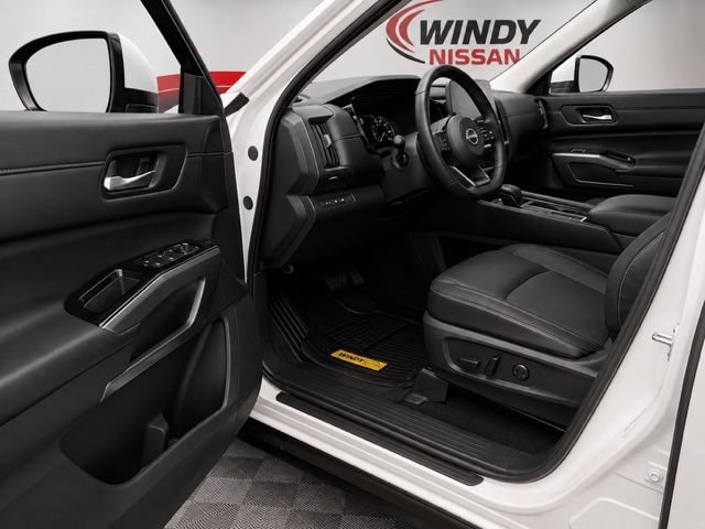 Used 2024 Nissan Pathfinder SL w/ Black Appearance Package FWD image 12