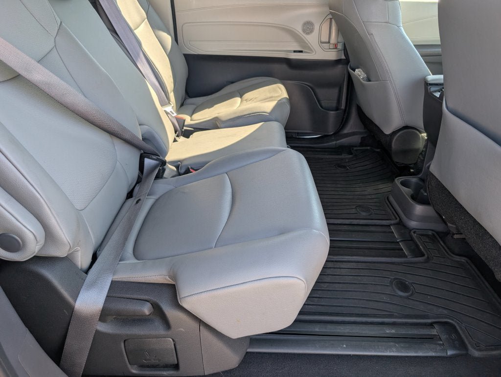 Certified 2022 Toyota Sienna XLE w/ XLE Plus Package FWD image 5