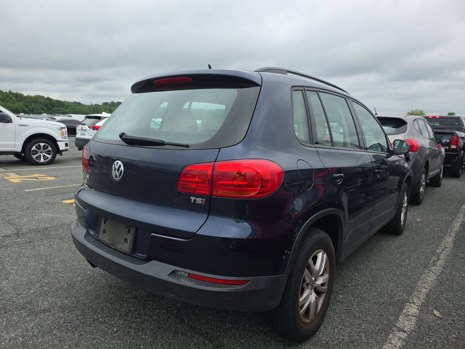 Used 2016 Volkswagen Tiguan S FWD image 4