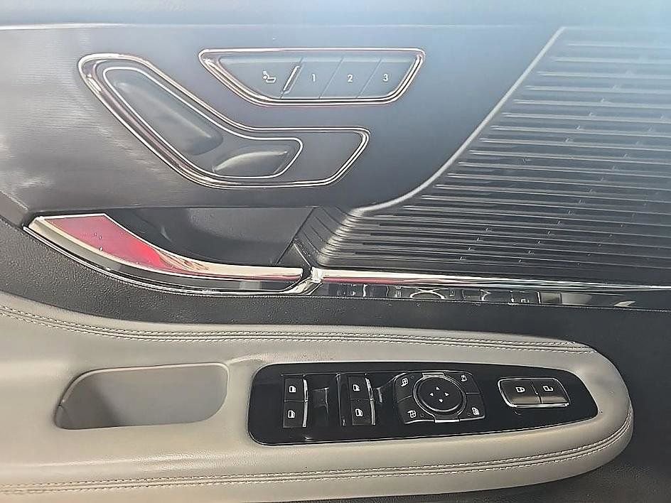 Used 2022 Lincoln Corsair AWD w/ Premium Package image 13