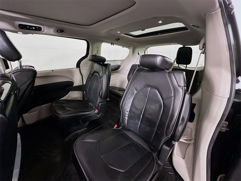 Used 2018 Chrysler Pacifica Limited image 25