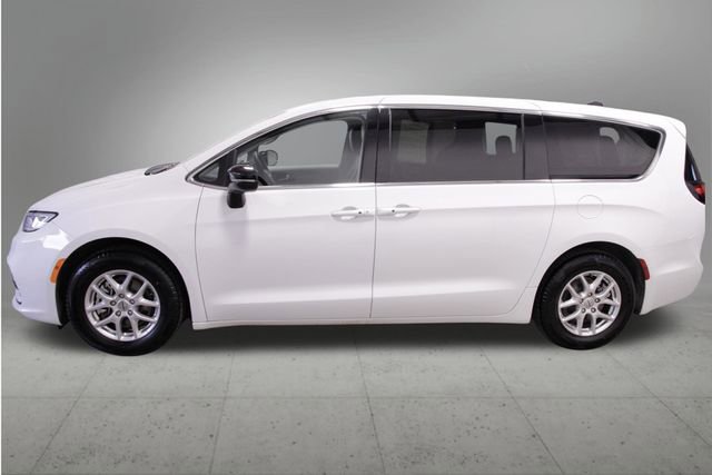 Used 2024 Chrysler Pacifica Touring-L FWD image 2