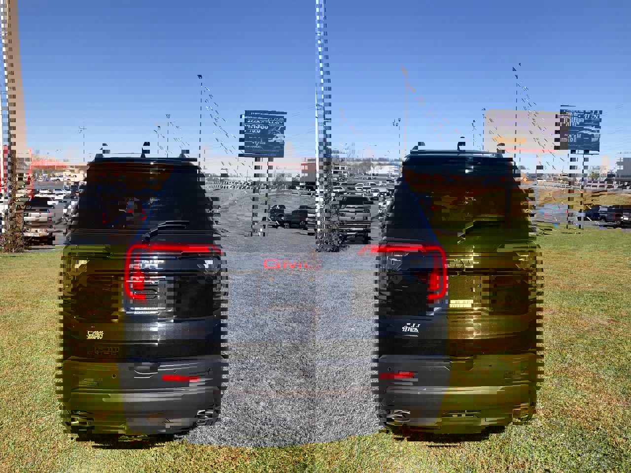 Used 2023 GMC Acadia SLE w/ Driver Convenience Package image 11