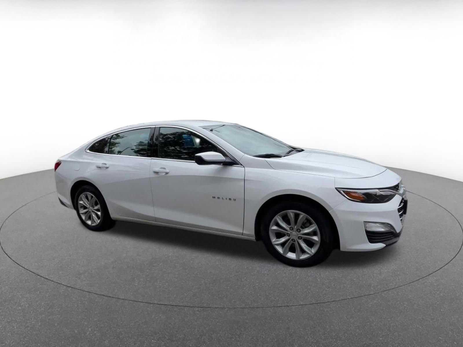 Used 2024 Chevrolet Malibu LT FWD image 2